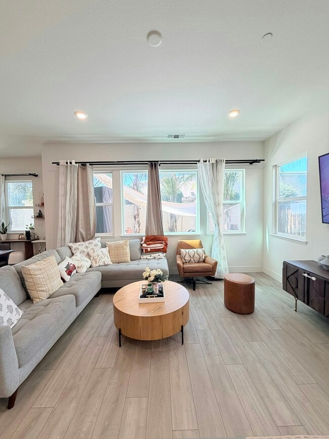 Building Photo - 42 Redberry Loop