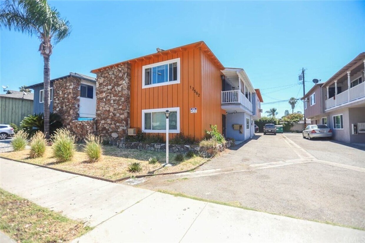 Foto principal - 12562 Brookshire Ave