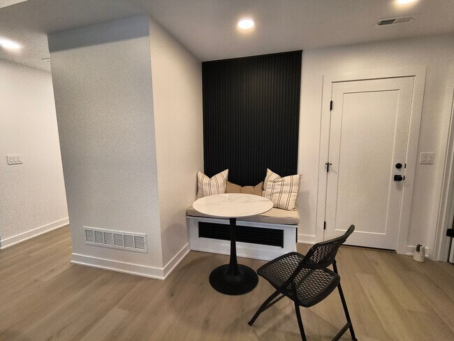 Foto del edificio - Modern 3-Bedroom Home Near Lake Manawa – Lake Views & Smart Home Features!