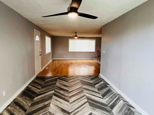 Foto del edificio - 6127 N Regal St