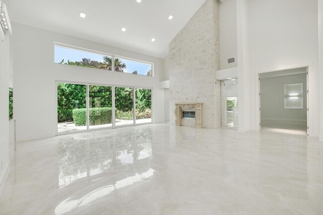 Foto del edificio - 7351 Valencia Dr