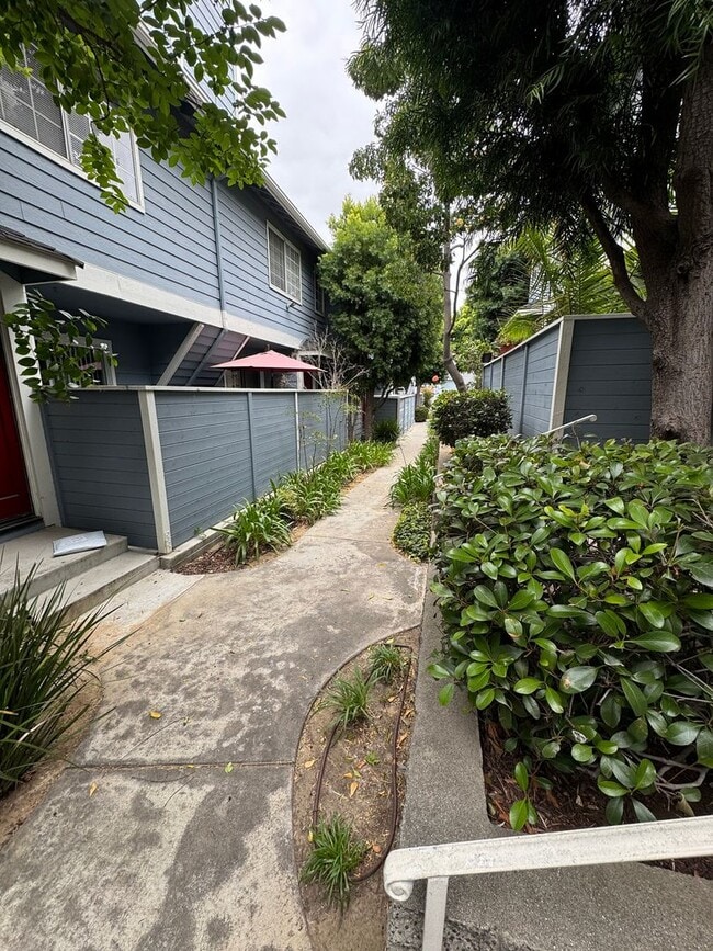 Foto del edificio - Gated Community - Updated Harbor City Townhome - 3 bed / 2.5 bath
