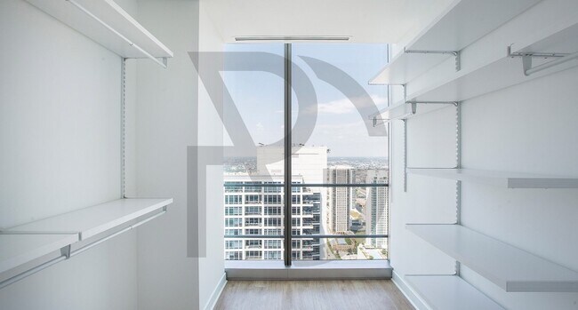 Foto del edificio - 343 W Wolf Point Plaza