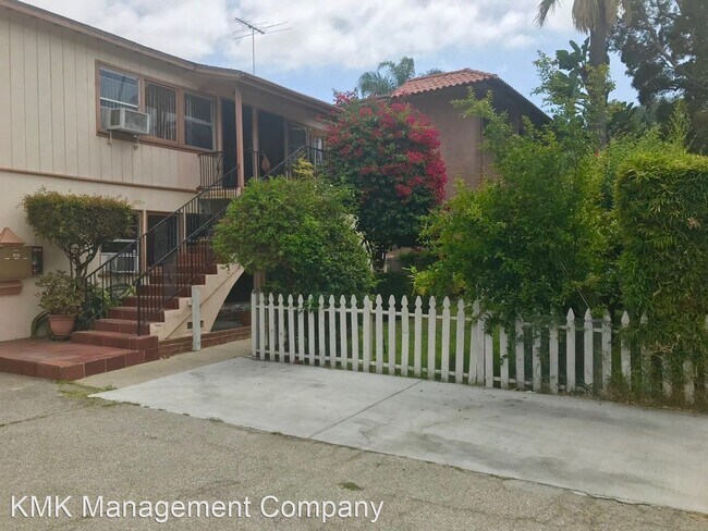 Foto del edificio - 2 br, 1 bath Apartment - 10730-36 Rose Ave...