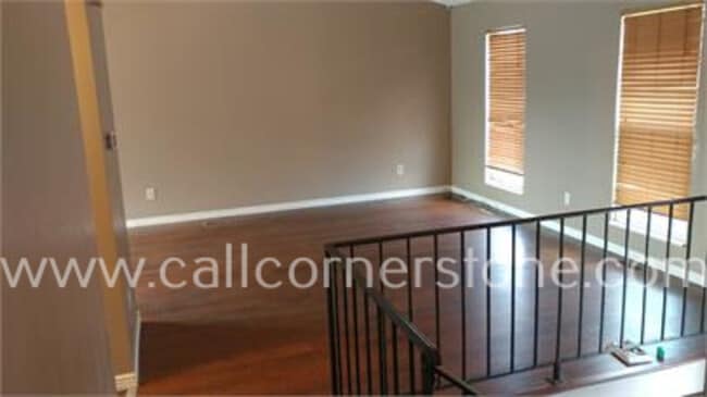 Building Photo - 2570 Clarendon Dr