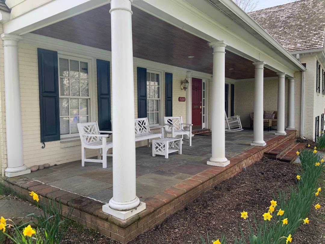 Área de estar en el porche delantero - 5804 Searl Ter