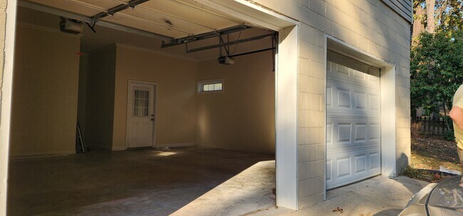 Double garage entry - 127 Long Island Plz