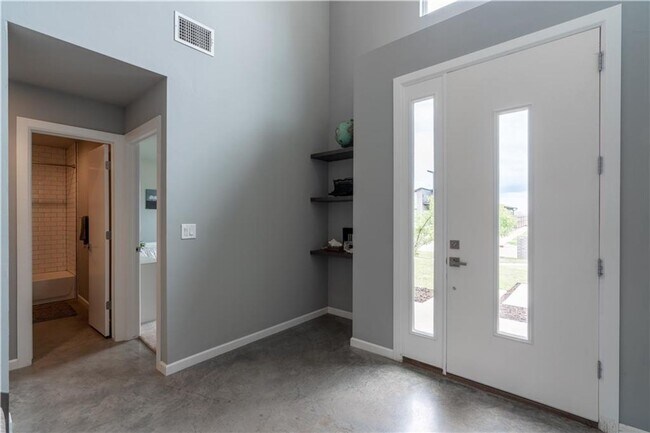 Foto del edificio - Welcome home to this Contemporary Home Des...