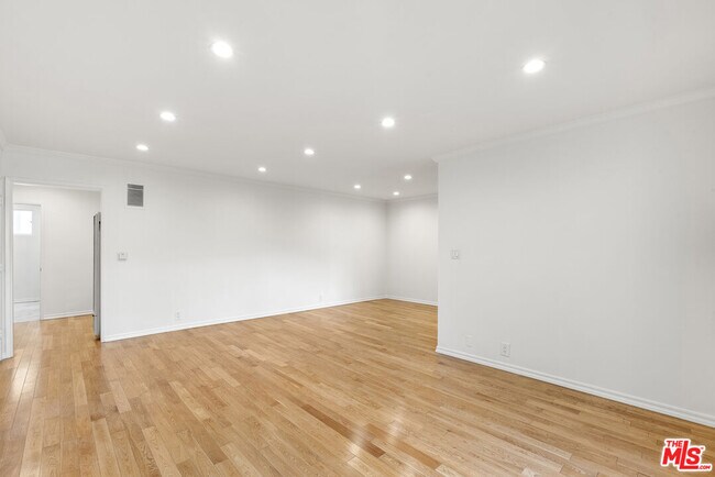Foto del edificio - 8219 Norton Ave