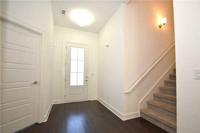 Building Photo - 4303 SW Bermuda Ave