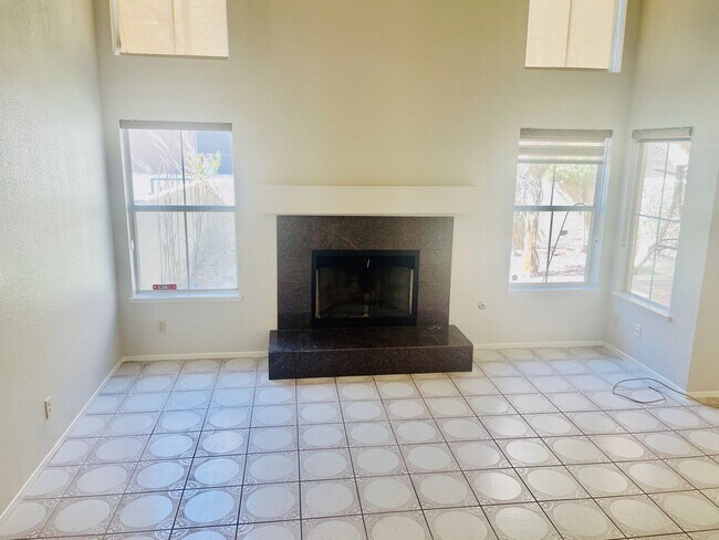 Building Photo - Coming Soon- 2 bd, 3 bth Condo in Desert S...