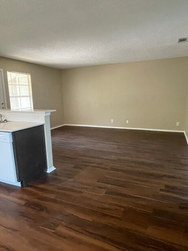Building Photo - 401 Algerita dr