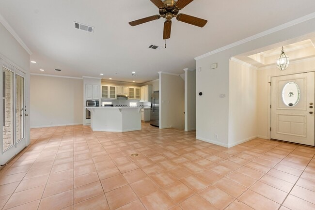 Foto del edificio - Refined Northwest Austin Living in Lakewood | Peaceful Setting, Thoughtfully Updated Interiors