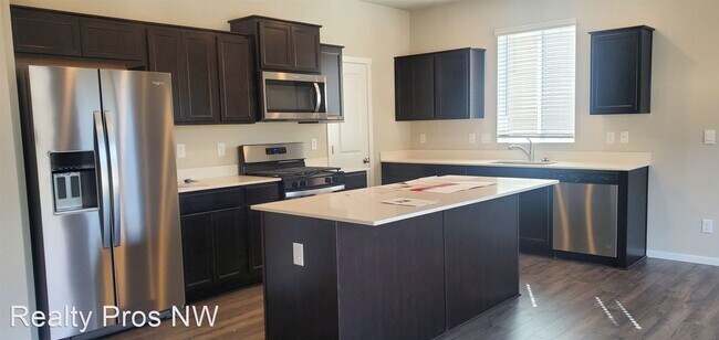 Building Photo - 4 br, 2.5 bath House - 1020 SW Pendleton Way