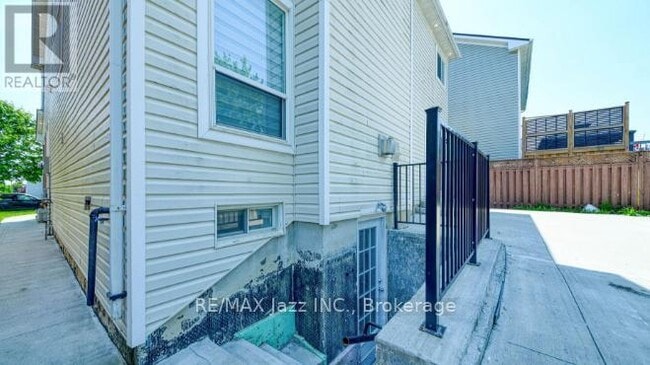 Building Photo - 1350 Aldergrove Dr