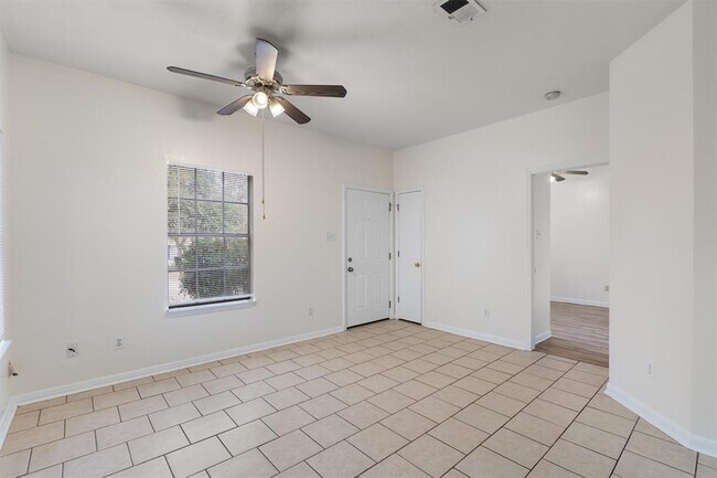 Foto del edificio - 2908 Whisper Oaks Ln