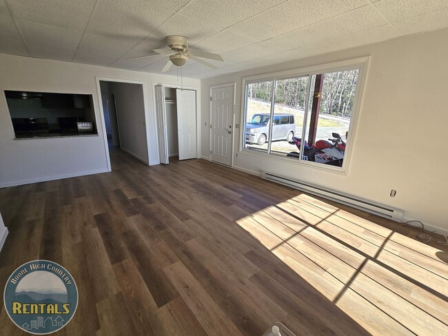 Building Photo - 3-Bed/1.5-Bath Duplex Unit Available - Close to Campus!