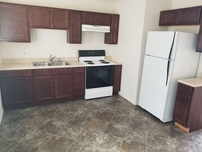 Building Photo - Cozy Fourplex for Rent on University Drive