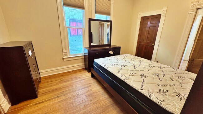 Building Photo - Historic Downtown 4 Bed 1.5 Bath Across fr...
