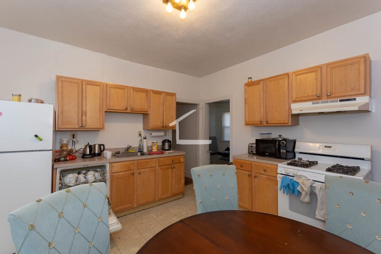 Central Location Walk to BU, Laundry on a Site, Parking for Rent, Eat-in Kitchen, - Central Location Walk to BU, Laundry on a Site, Parking for Rent, Eat-in Kitchen,