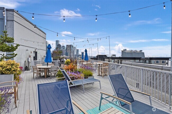 Foto del edificio - 1 Bedroom Condo 2 Blocks from Waterfront!