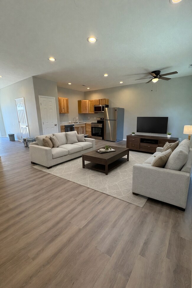 Foto del edificio - 594 N Airport Rd