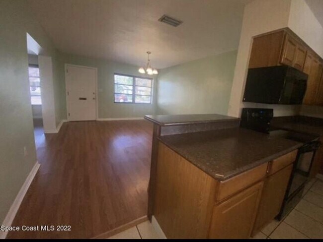 Building Photo - 175 Pinecrest St