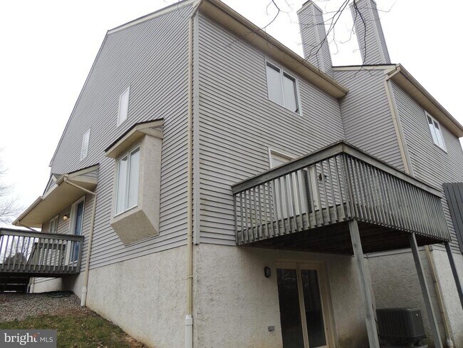 Building Photo - 404 Pinebrooke Cir