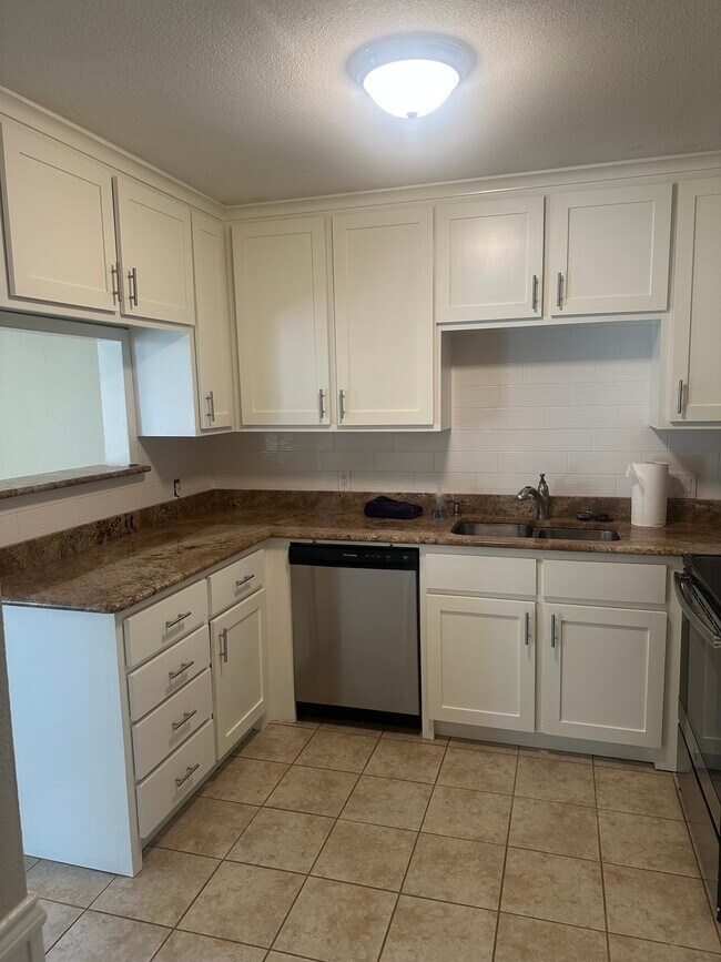 Building Photo - 4106 S Park Dr