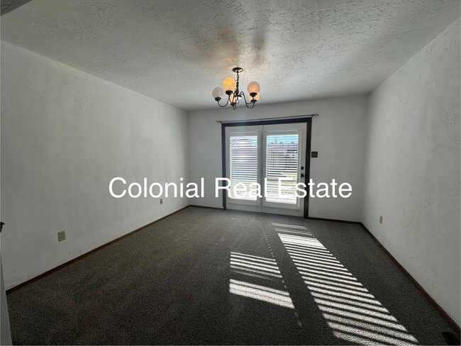 Building Photo - Spacious 2 story home