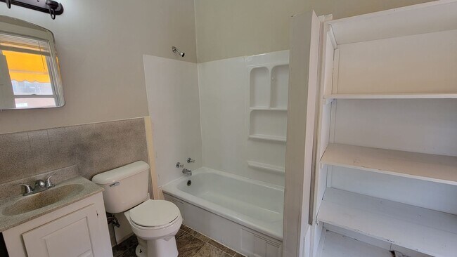 Foto del edificio - Vibrant Studio & 1-Bedroom Apartments in the Sought-After Whittier Neighborhood