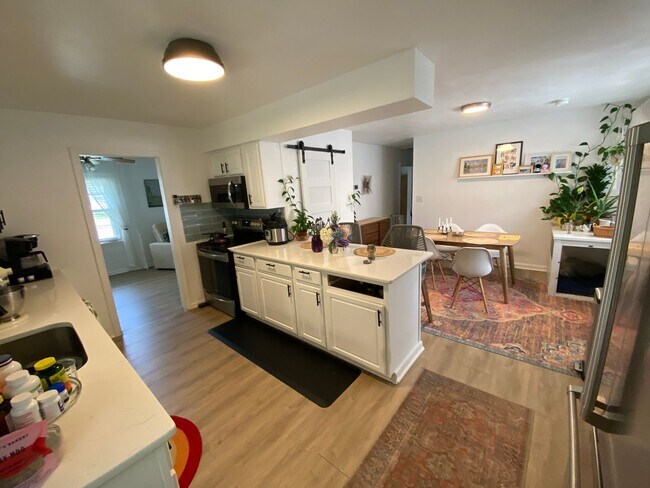 Foto del edificio - Charming Ranch Style Home - On Corner Lot!