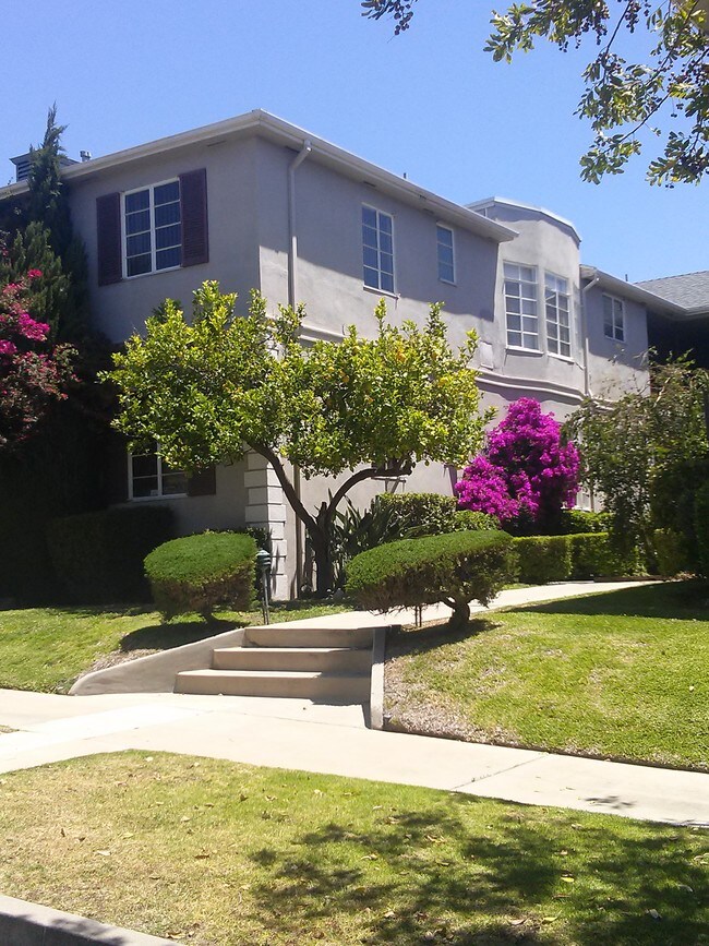 Small Quiet Courtyard Bldg. - 2034 N Hoover St