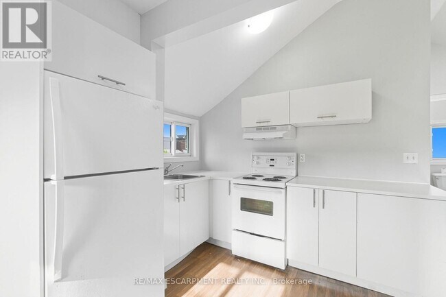 Building Photo - 2 Windsor St