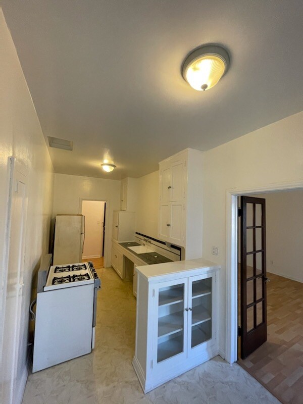 449 S Cloverdale Ave Unit 202, Los Angeles, CA 90036 Apartment for