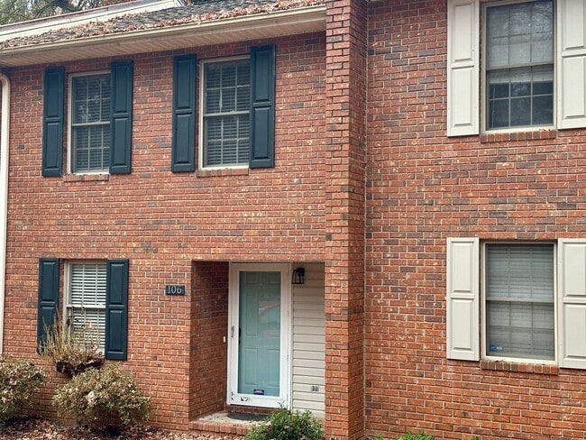 Foto del edificio - Beautifully Updated Townhome in the Heart of Clemson