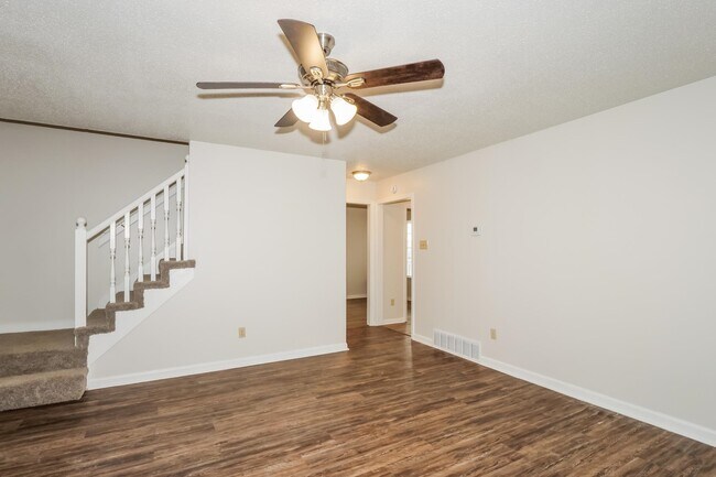 Foto del edificio - 5530 Oak Branch Cir N