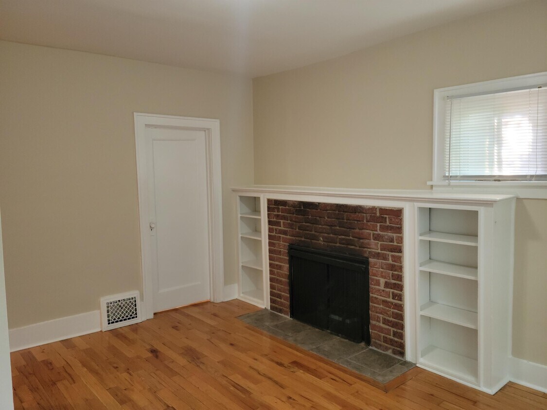 Primary Photo - 958 W Cross St