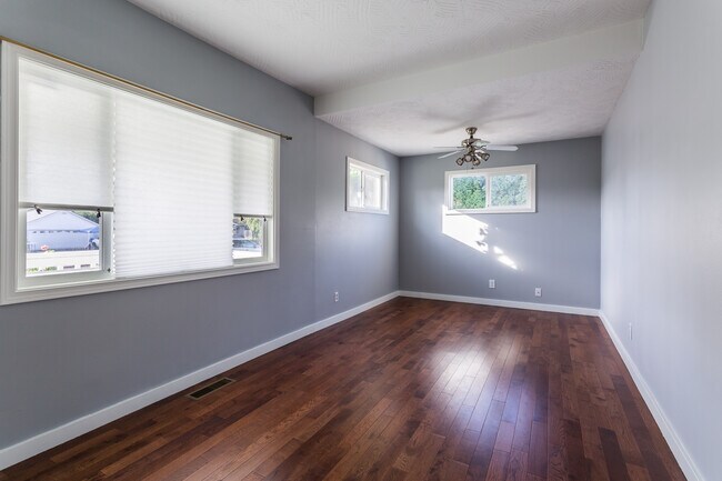 Building Photo - 2624 Columbia Blvd