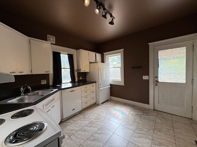 Foto del edificio - Charming 1.5-Story Victorian Home | 3 Bed ...