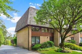 Building Photo - 25 The Hamlet