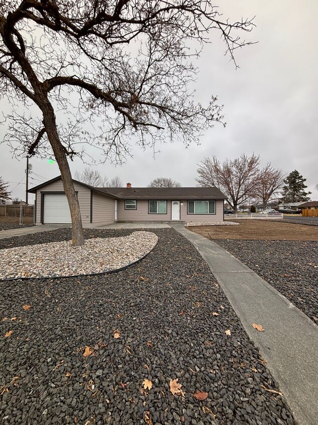 Primary Photo - Freshly Remodeled Single-Family Home with ...