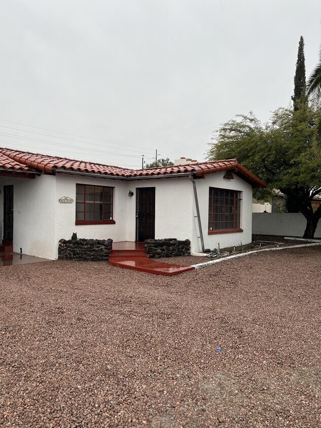 Primary Photo - 4244 E Kings Rd