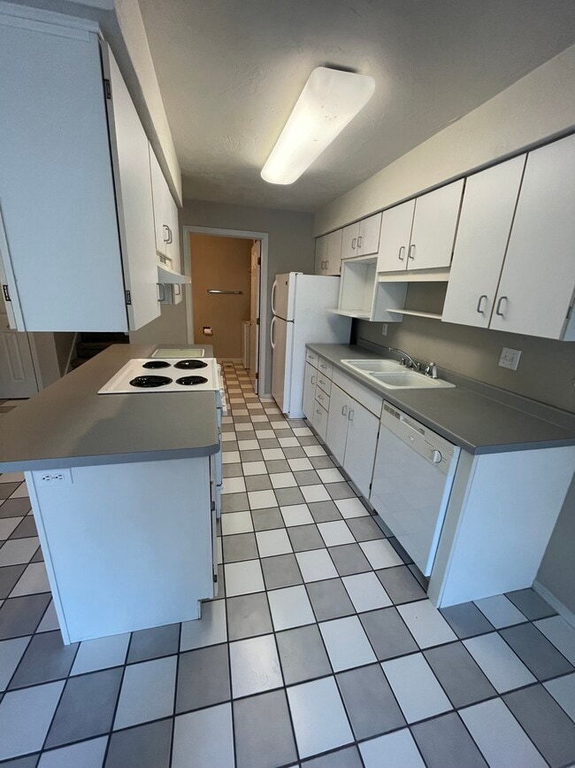 Building Photo - 2453 N Lynndale Dr