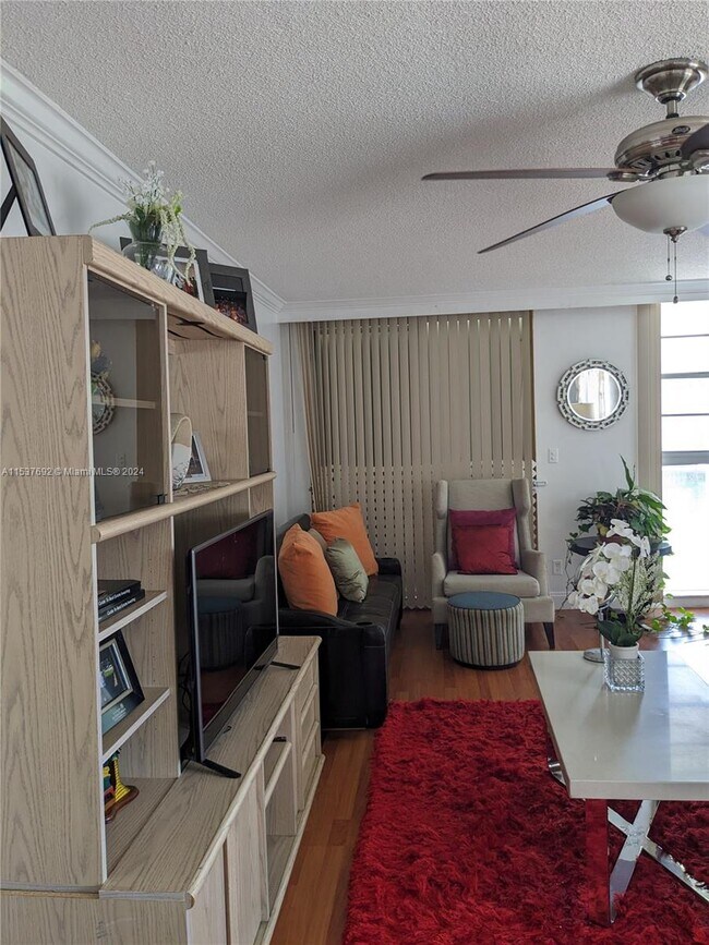 Foto del edificio - 8001 Crespi Blvd