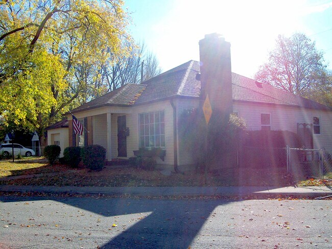 Foto del edificio - 2423 McLeay Dr