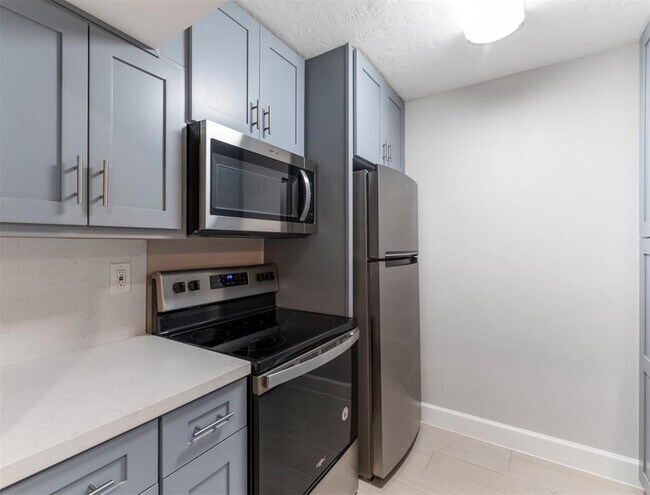 Building Photo - 2121 Fountain View Dr