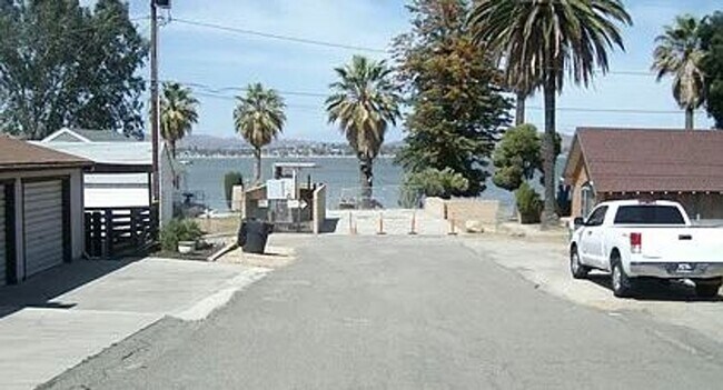 Building Photo - Spacious 3 Bed/2 Bath Home with Stunning L...