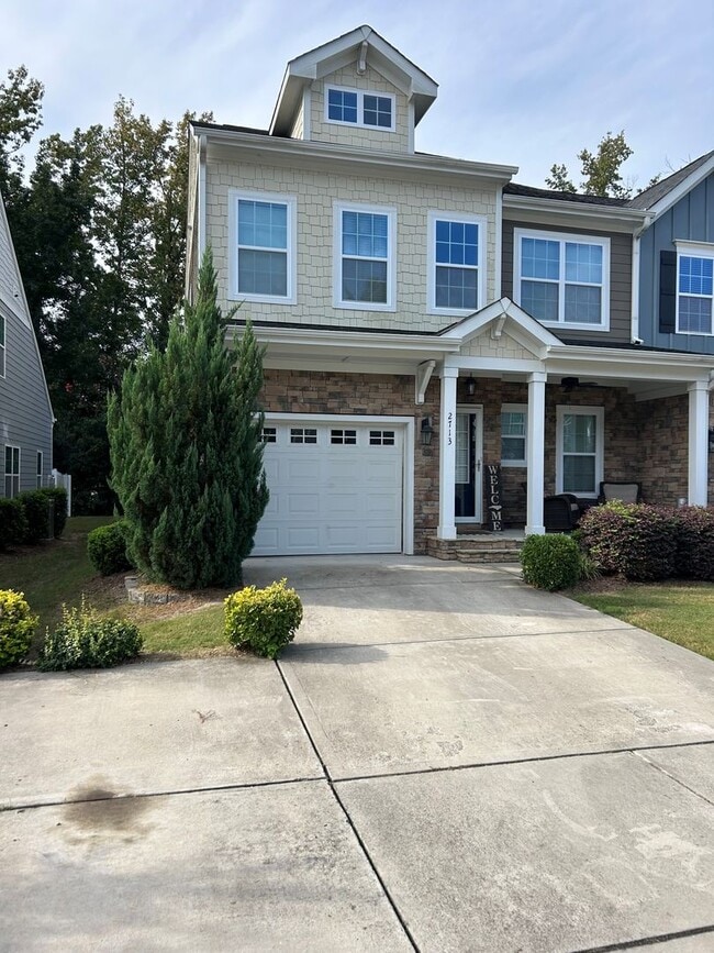 Building Photo - FIRST FLOOR MASTER BEDROOM-END UNIT-GREAT ...