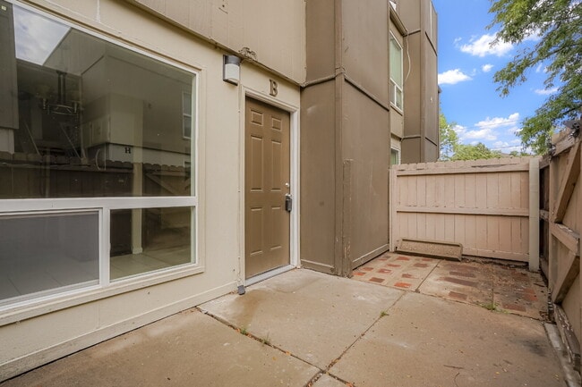 Building Photo - 2-Bed Townhome with Patio - Community Pool